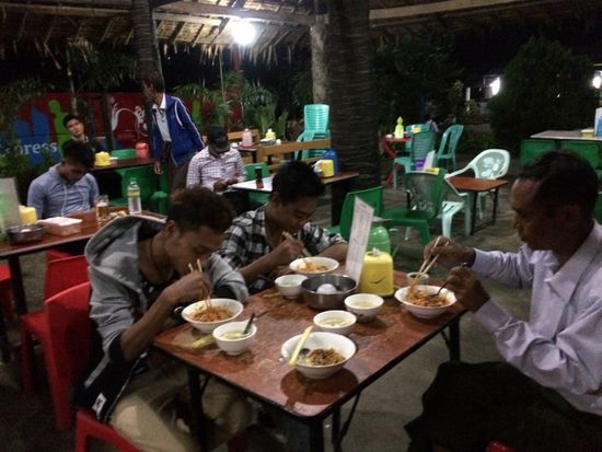 Beim Imbisstand hat es einheimische Gäste