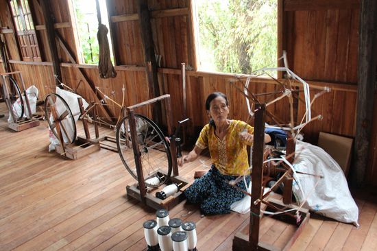 Seide wird auf die Spulen aufgewickelt