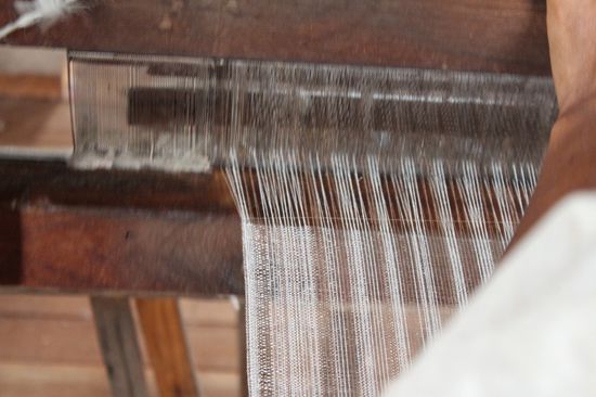 Seide mit Lotus wird zu einem Schal verarbeitet