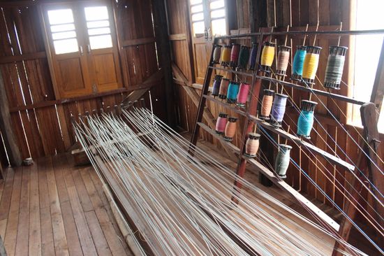 Hier wird das Muster durch die Bespannung des Kettfadens gestaltet. Es entsteht ein Longys.