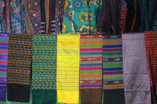 Im Laden werden auch Longyis verkauft, die bunten Rücke, die die Frauen hier tragen