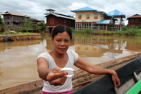 Bitte kauf mir diesen Armreif ab, nur diesen einen...