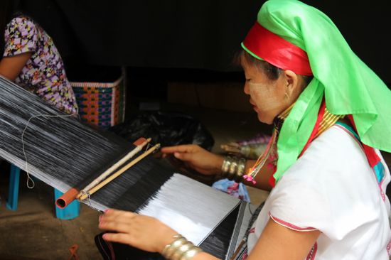 Das typische Muster mit den schräg gewebten Streifen und den losen Fäden