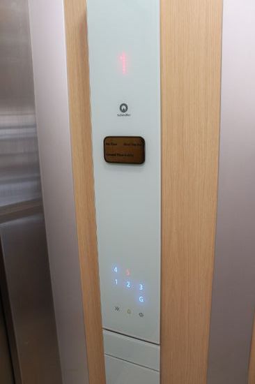 noch einmal mit dem Schindler-Lift hinauf zur Roof-Top-Bar im 5. Stock