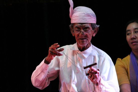 Der älteste Puppenspieler ist 85 Jahre alt und spielt noch jeden Tag.