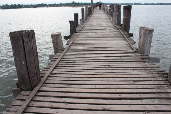 Die Brücke steht schon 100 Jahre und ist aus Teakholz gebaut.
In der Trockenzeit ist darunter Ackerland.