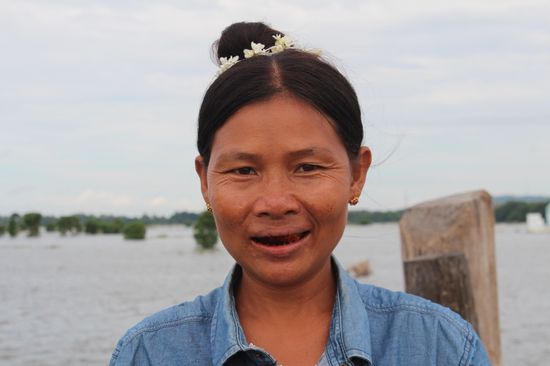 Ihr musste ich unbedingt ein Handtäschchen, gemacht aus Wassermelonenkernen abkaufen. 
Ihre Zähne hat sie übrigens der Betelnuss geopfert