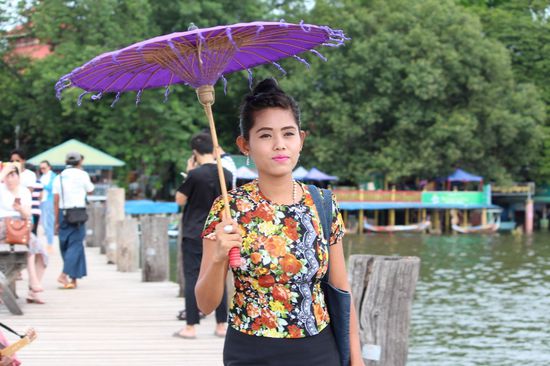 Die Brücke ist ein regelrechter Laufsteg - und Myanmar-People sind wunderschöne Menschen