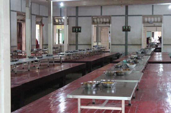 Die Tische sind gedeckt.