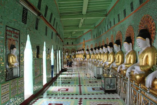 Es gibt mehrere identische Hallen auf verschiedenen Stufen auf dem Weg zur Spitze des Sagaing-Hügels. Alle bilden zusammen einen einzigen Tempel.