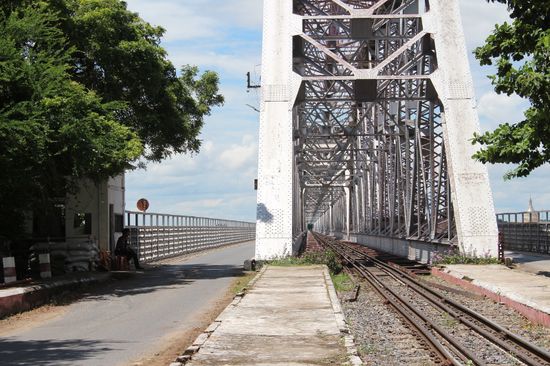 Die alte Brücke für Auto und Bahn