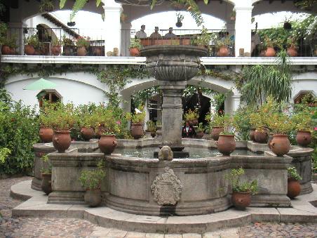 Im Patio des Hotels Santo Tomas