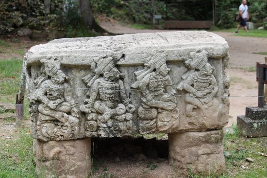 Der Altar mit allen 16 Herrschern von Copan