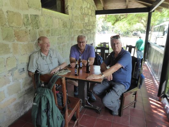 Jules, Sepp, Kurt beim kühlen Bier. Das haben sie sich verdient.