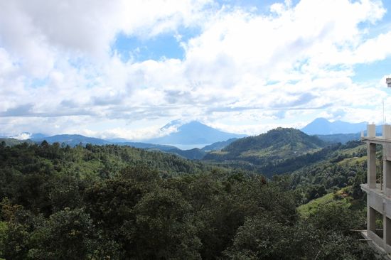 Weit hinten kann man den Atitlan-See erkennen.