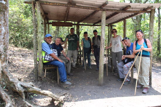 Zwischenhalt in der Schutzhütte mit dem Local Guide Rony