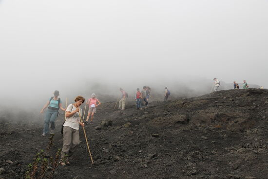 Nebelschwaden vermischen sich mit Vulkanrauch