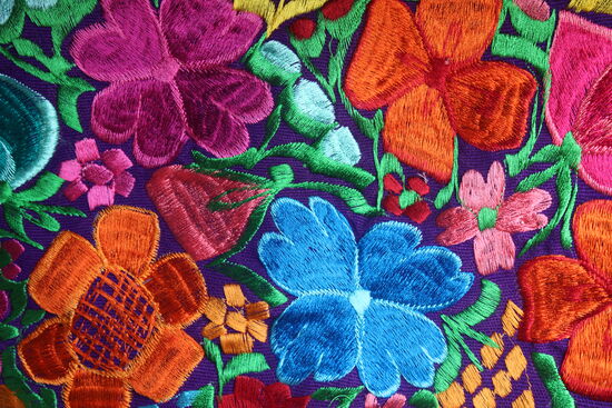 wunderschöne Stickereien an einer Tasche