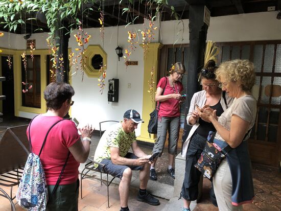 Man sieht es gut, Internet gibt es nur in der Lobby, darum hängen hier alle am Handy