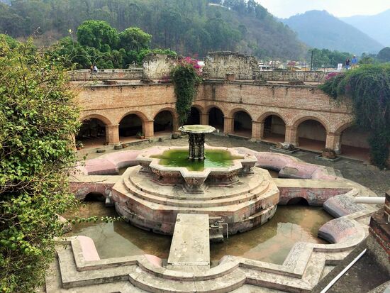 Brunnenalage im Hof der Merced.