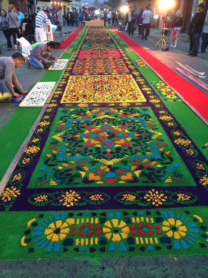 hier kann man noch die Schablonen erkennen, mit denen der Teppich erstellt wurde.