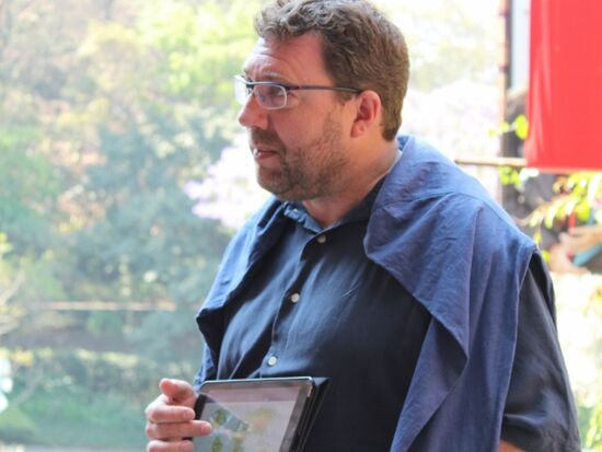 René - er hat ein neues Medium, neuerdings unterstreicht er seine Erklärungen mit Darstellungen auf dem Tablet.