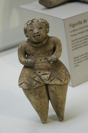Diese Figur erinnert mich an die kleine Venusfigur, die in Österreich gefunden wurde.. Auch wenn die Formen nicht die gleichen sind, so ist die Verwandschaft mit dem Bewusstsein der Lebensspenderin doch eindeutig.