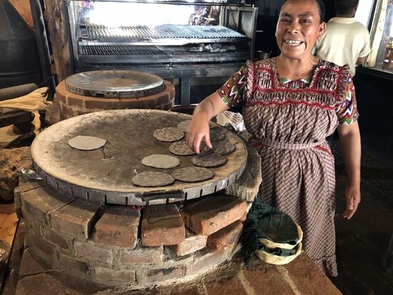 Tortillas werden immer frisch hergestellt. Diese sind aus schwarzem Maismehl, was ihnen die dunkle Farbe gibt.