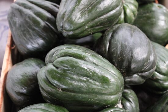 Quisquil oder Chayote, aus der Familie der Kürbisse. Das Gemüse wird überall auf den Märkten angeboten. Es schmeckt ähnlich wie Kohlrabi.