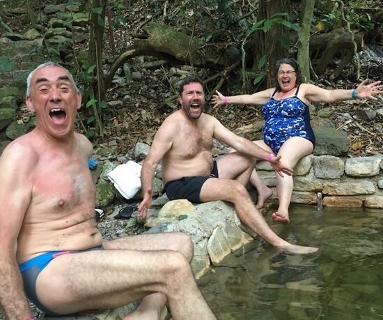 Das Wasser ist eindeutig zu heiss, um sich hinein zu setzen.