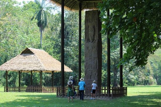 Quirigua, wo die höchsten Mayatelen stehen - diese hier misst gut 7 Meter.