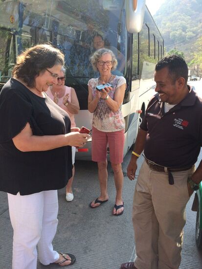 ich bekomme mein Handy zurück, dieser Moment muss festgehalten werden.