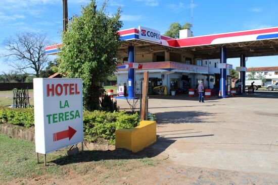erst als ich mich zum Bushäuschen aufmachte, habe ich es entdeckt: die Tankstelle ist auch ein Hotel...
