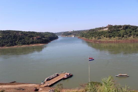 links Brasilien, rechts Argentinien. Unten die Fähre, um nach Argentinien zu gelangen.