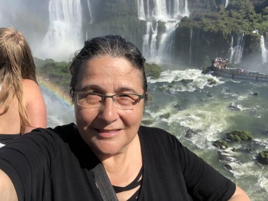 Selfies soll man von oben machen, damit man das Doppelkinn nicht sieht, und dabei freundlich lächeln - geht doch