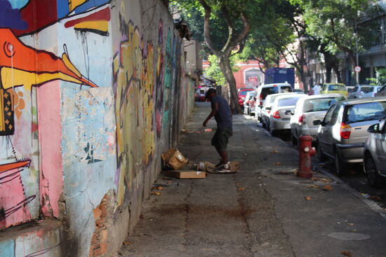 Es scheint, dass er sich einen Schlafplatz bastelt...