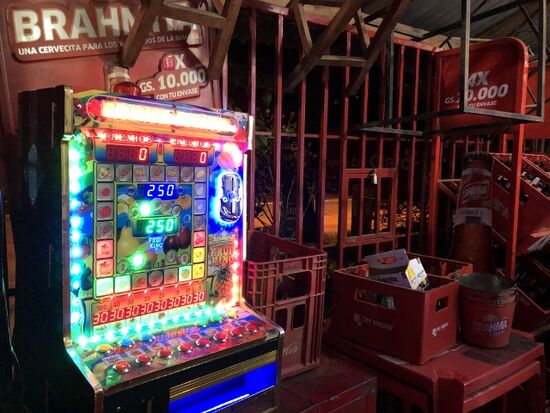 auch beim Imbiss gibt es einen Glücksspielautomaten