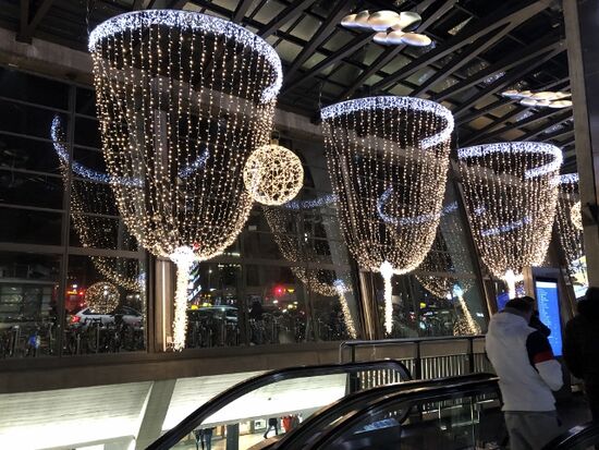 Im Bahnhof Luzern hängt noch die Weihnachtsbeleuchtung