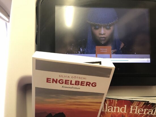 meine Reiselektüre, noch druckfrisch. Spannung pur um die langen Stunden zu überbrücken.