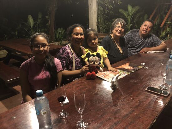 Leo und Mirna Luz mit ihren Kindern kommen zu Besuch.