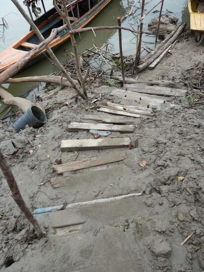 Das Ufer ist bei Trockenzeit 6 - 7 Meter hoch.