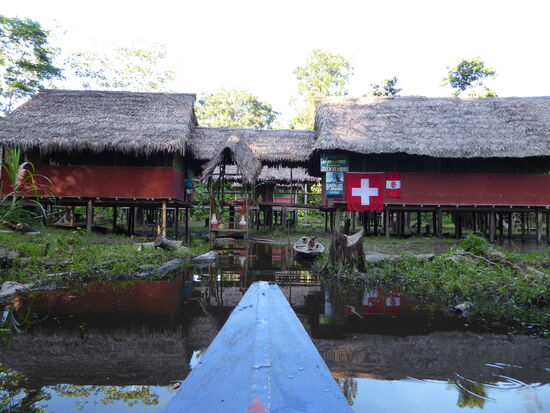 April 2016 Die Lodge ist abenteuerlich nur noch mit Kanu erreichbar.