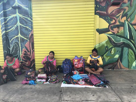 Ein paar Shipivos suchen Käufer für ihre Handarbeiten