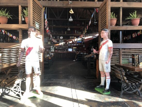 Im Rustico werden wir von zwei lebensgrossen Fussballern begrüsst.