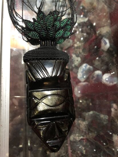 Das Hirn ist wie ein Baum. Es entwickelt sich immer weiter. Darum sind es grüne Blätter in verschiedener Grösse, die aus dem eigenartigen Kopf wachsen. -  Victoria