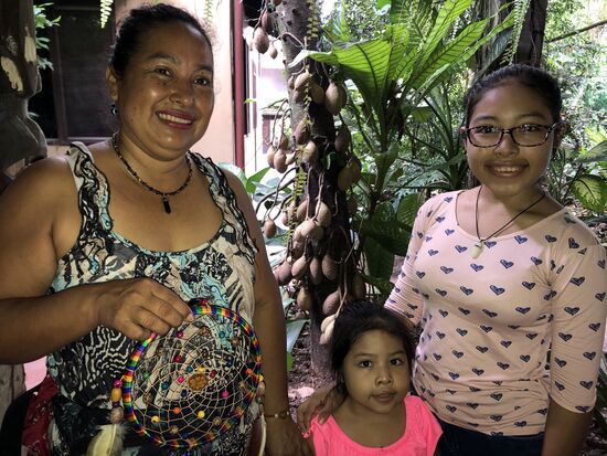 Mirna Luz mit Jasmina und Koraya Beatriz