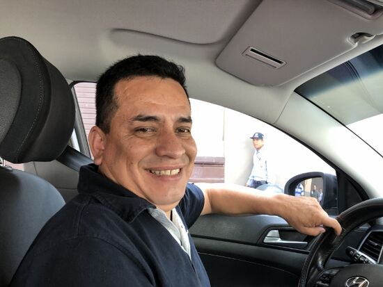 Alex, mein persönlicher Taxifahrer, der mich schon seit 12 Jahren durch die Stadt kutschiert.