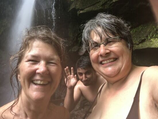 Nutze den Moment, hat sich dieser Junge wohl gedacht. Wir haben dann noch ein Selfie ohne ihn gemacht, aber dieses ist witziger.