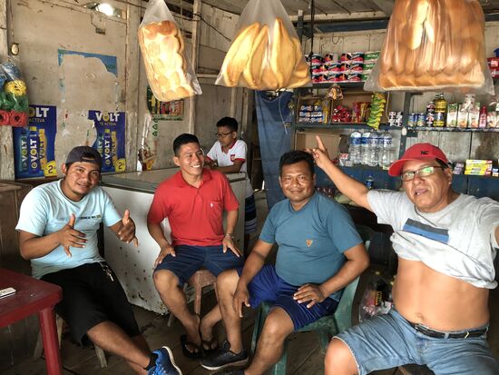 Wir sind nicht die einzigen Gäste in der Kneipe, die Arbeiter ruhen sich vom strengen Tagwerk aus.