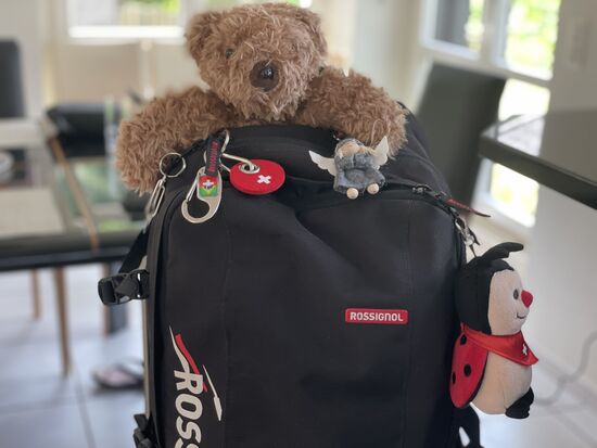 Eugène mit allen Glücksbringern und Schutzengeln ist startklar.